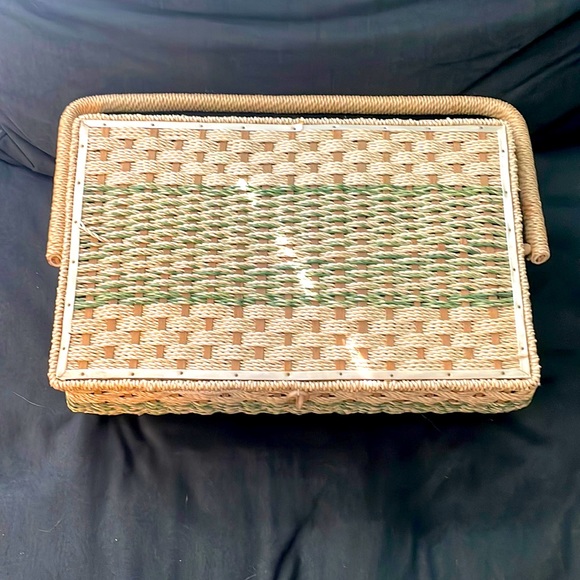 Antique Large Sewing Kit with Handle 💚💚 - Picture 1 of 8